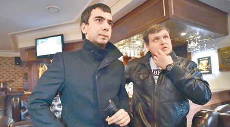 斯托利亞羅夫（右）聯同庫茲涅佐夫（左），扮成拉脫維亞國防部長戲弄政要。（資料圖片）