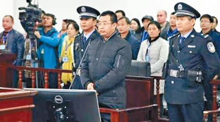 江天勇（中）被判囚兩年，當庭表示不上訴。（互聯網圖片）