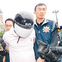 涉嫌縱火的李男被移送地檢署偵辦。（中時電子報圖片）