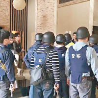 警方出動大批警員追捕。（電視畫面）