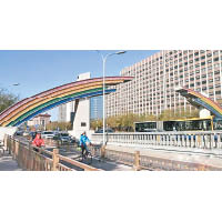 長安街兩道彩虹門當年因應香港回歸而建。（資料圖片）