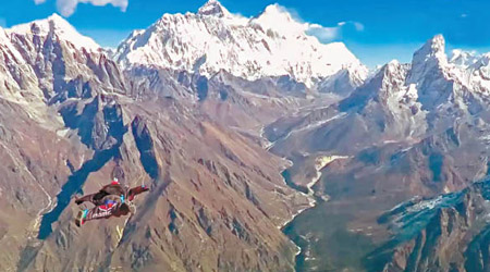 于音在空中飽覽喜馬拉雅山。（互聯網圖片）