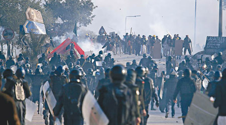 警方與示威者互相掟石。（美聯社圖片）