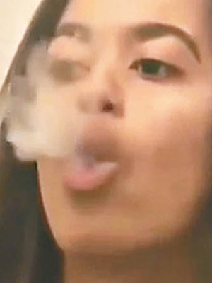 馬利亞吹着煙圈的影片在網上瘋傳。（互聯網圖片）