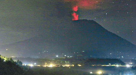阿貢火山再次爆發，噴出火山灰。（美聯社圖片）