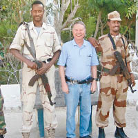 索馬里保鏢貼身保護伯里什（中）。（互聯網圖片）