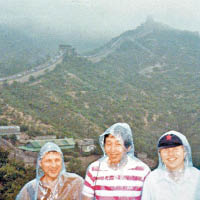 曾登上長城的伯里什（右二）喜歡吃北京填鴨。（互聯網圖片）