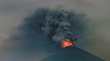 火山在夜裏發出紅光。（美聯社圖片）