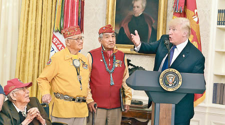 特朗普表揚三名納瓦霍語譯碼員。