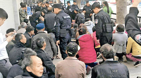 大批村民在廣東省政府外示威。（讀者提供）