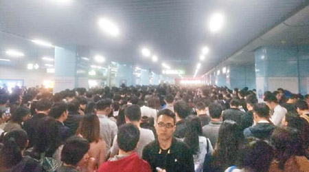 大批乘客滯留地鐵站內。（互聯網圖片）