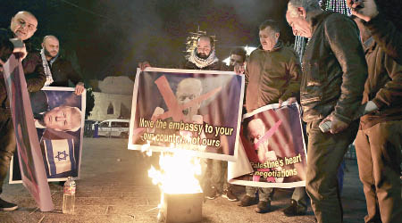 伯利恆有示威者焚燒特朗普的肖像。（美聯社圖片）