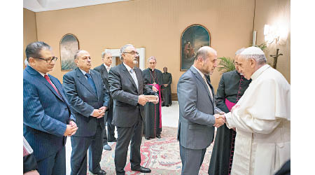 教宗（右）在梵蒂岡與巴勒斯坦的宗教界代表會面。（美聯社圖片）