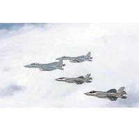 美軍早前出動F-35戰機（下）參與亞太演練。