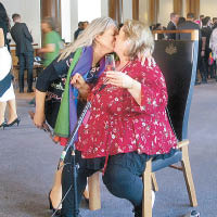 女議員普拉特（左）親吻她的同性伴侶（右）慶祝。（美聯社圖片）