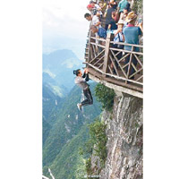 吳詠寧曾在懸崖進行極限運動，吸引不少人關注。