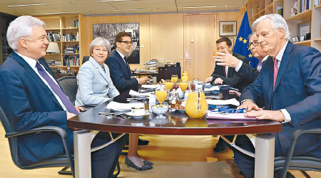 英方（左）與歐盟委員會（右）商討分手費和居留權等問題。（美聯社圖片）