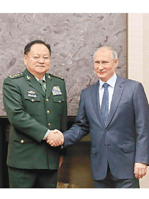 中央軍委副主席張又俠（左）與普京（右）會面。（中新社圖片）