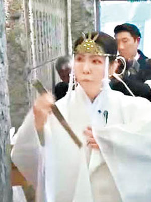 富岡長子在神社擔任宮司。（電視畫面）