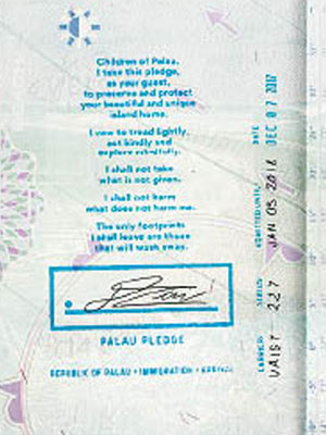 旅客入境時護照會被蓋上「帛琉誓詞」。（帛琉傳承計劃）