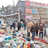 北京不少居民被迫搬走。
