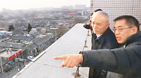 蔡奇（左）在北京中軸線工程調研。（互聯網圖片）