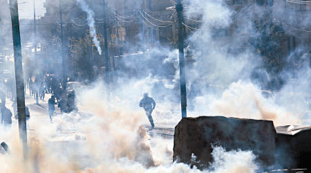 伯利恆的以色列保安部隊向示威者發射催淚彈。（美聯社圖片）