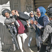 以色列警方拘捕巴人示威者。（美聯社圖片）