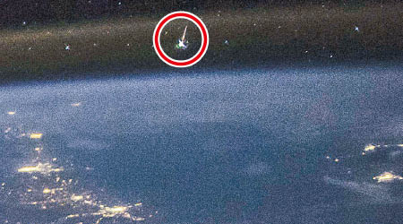 隕石進入大氣層頓變火球（紅圈示）。
