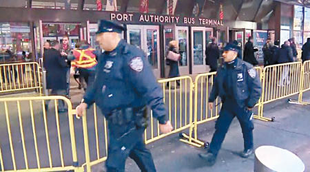 紐約警方趕到爆炸現場，氣氛緊張。（互聯網圖片）