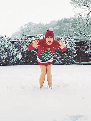 英國男歌手身穿充滿聖誕氣氛的毛衣在雪地起舞。