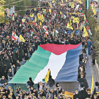 黎巴嫩民眾手持巴勒斯坦旗幟遊行。