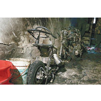 起火的電動單車被燒成廢鐵。（互聯網圖片）