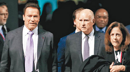 前加州州長阿諾舒華辛力加（左）與布朗（前右二）出席峰會。（美聯社圖片）