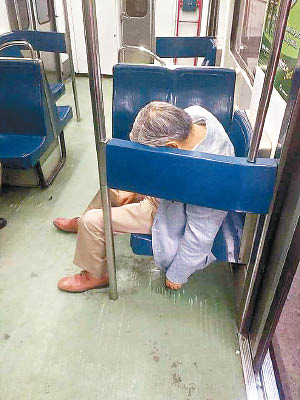 老翁的頭倚在橫杆，乘客以為他正熟睡。（互聯網圖片）