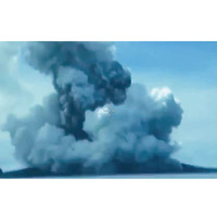 洪阿湯加島在海底火山爆發後形成。