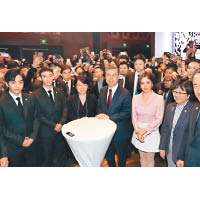 宋慧喬（右二）與EXO-CBX（左一及左二）參加中韓經貿合作交流會的開幕禮。