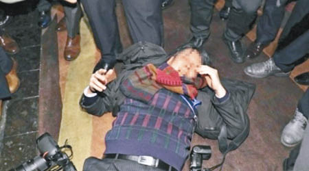 推撞期間，一名南韓攝影記者倒在地上。（互聯網圖片）
