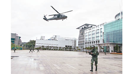 台軍出動黑鷹直升機突擊作戰隊進行「反斬首演練」。（互聯網圖片）