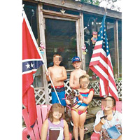 瓊斯（後右）手持美國國旗的照片，亦成為網民的攻擊對象。（互聯網圖片）