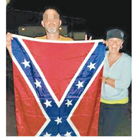 金柏莉（右）在邦聯旗旁露齒而笑。