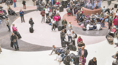 大批旅客滯留機場。（美聯社圖片）