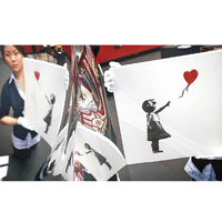 《氣球女孩》（Balloon Girl）<br>該畫於二○○二年出現在倫敦街頭的牆上，今年力壓多幅古典畫作和雕刻，獲票選為英國人最愛的藝術作品。
