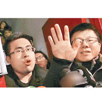 王炳忠（左）被調查人員帶離住所。（中時電子報圖片）