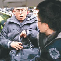 王炳忠被調查官帶上車，前往調查局接受偵訊。
