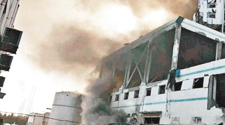 山東一間化工廠爆炸，濃煙沖天。（互聯網圖片）
