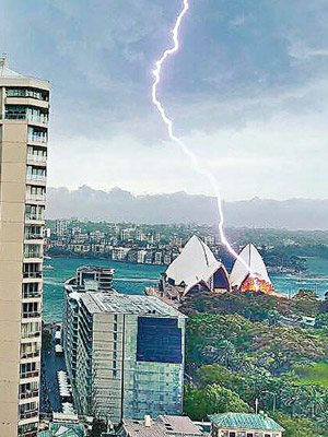 一道雷電劈到悉尼歌劇院附近。（互聯網圖片）