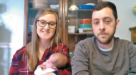 吉布森夫婦（左及右）喜迎女兒誕生。（電視畫面）