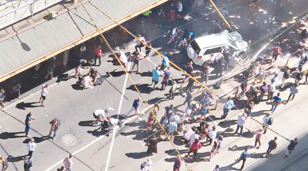 汽車撞向人群後，大批傷者倒地。（互聯網圖片）