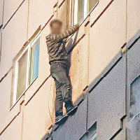 男子爬出大廈外牆。（互聯網圖片）